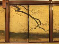 平成24年3月に修復を終えて当院に戻ってきた、重要文化財の襖絵。小栗宗丹の描いた貴重なものです。