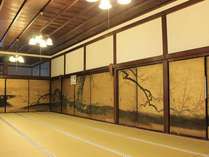 平成24年3月に修復を終えて当院に戻ってきた、重要文化財の襖絵。小栗宗丹の描いた貴重なものです。