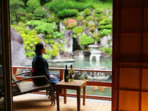 庭園独占の和洋室から望む日本庭園。テラスでホッと一休み。