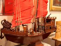 *館内では船員保養所らしく、船の模型や旗がお客様をお出迎え。