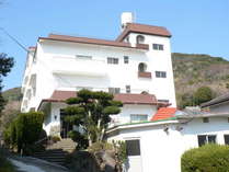 高台にある白いマンション辺りは山と海自然に囲まれています。展望台からの景色は絶景。