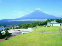 ホテル中庭から雄大な富士山