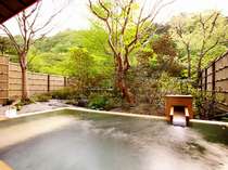 【庭園・露天風呂付和室】畳の本間と広縁、縁側には日本庭園を独占できる露天風呂付