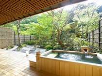 【本間15畳+次の間】縁側には日本庭園を独占できる専用の露天風呂付
