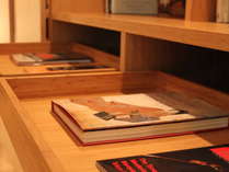 スイートルームの本棚には、諧暢楼のイメージにマッチした書籍が並ぶ
