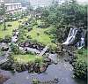 滝も流れる冠月大日本庭園