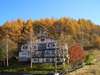紅葉の森と自然草原に囲まれてゆっくりと流れる時間を楽しむ、秋の山に遊びに来ませんか。