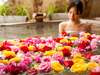 【花すみか】はな露天：女性限定で楽しめるバラの花びらを浮かべた露天風呂（夜一例）