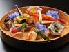 【夕食】前菜一例秋田県伝統工芸曲げわっぱを特注でお願いした器で