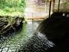 滝川沿いにある源泉かけ流しの渓流露天風呂（お肌にやさしいアルカリ性単純温泉ｐｈ値８．９）