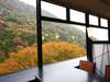 レストランからは、湯坂山の秋の彩りにすぐ手が届きそうな景色も楽しめます。