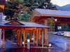 【玄関周辺】みのやの奥には弥彦神社の末社「火宮神社」があります。