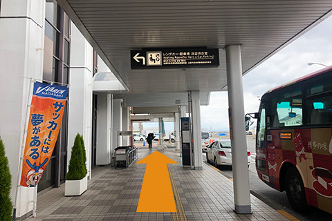 長崎空港国内線ターミナル出口バス乗り場前の通路