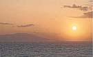 宿より撮影した朝日、伊豆大島をバックに水平線より昇る