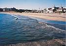 おだやかで遠浅な海岸。キレイな海岸、砂浜。