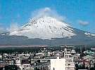 富士御殿場コンドミニアム６階の窓一杯にパノラマ富士山の雄大な姿を見る事が出来ます。