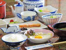 *【朝食】一例。焼き魚、卵料理、小鉢、サラダなどが並びます。