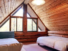 ・カンパニュラ　独特な三角ガラス張りの中に窓がはめ込まれているのが特徴のロフト部屋のベッドルーム。