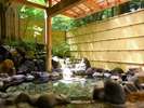 【大浴場露天：花の湯】開放的な緑の庭を眺められる岩露天風呂。