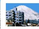 JR御殿場駅より富士山をバックに当HOTELビルを見る。いかにも中庭に富士山があるかのように見えます！