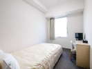 セミダブルルーム：ベッド幅120cm×195cm　広さ11平米　フランスベッド製のベッドをご用意しております。