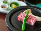 日本一の称号を持つ「鳥取和牛」はステーキで。上質な脂ととろけるような舌触りが特徴です。