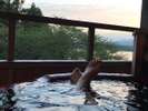 源泉１００％の温泉の貸切展望露天風呂。加茂湖を眺めながらゆったりとお過ごしください。