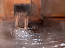 湯畑源泉掛け流しの檜風呂。名湯草津の湯を貸切でご堪能ください。鮮度が高い温泉は湯治に最適です。