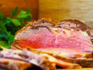 ＜ローストビーフ＞独自の低温調理製法で、肉の旨味が凝縮！しっとり、なめらか食感で箸が止まりません！