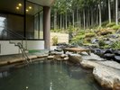 幻想的な露天風呂。2種の混合泉は福井県内でも唯一。美人の湯としても人気です！