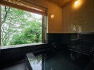 【別邸さくら／和洋室一例】客室付半露天風呂。いつでもお好きな時にかけ流しの温泉をお楽しみ頂けます。