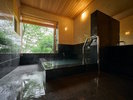 【別邸さくら／和洋室一例】客室付半露天風呂。広々とした空間が自慢です。