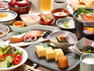 ■ダイニング瀧川■-朝食イメージ-地鶏の厚焼き玉子など優しい味わいのおかずが並ぶハーフバイキング朝食