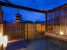 肌をなでる奈良の夜風と、夜空に浮かび上がる国宝・五重塔。ゆったり流れる、雅で風情あふれる湯の贅を。