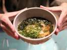 【サービス:夜鳴きそば】あっさり醤油ベースのスープ(夜会処佳月にて22:00~23:00提供)