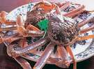 大皿に納まらない迫力の大きさ(活番ガニ)
