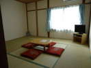 204号室　和室９畳　　　　ファミーリータイプ　　　　３～４名様用　冬季間はじゅうたん敷きになります。