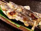 「こんなに熱い岩魚、初めて♪」（お客様の声）～岩魚の塩焼きは串に刺され焼きたてが届けられる！
