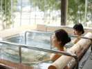 《大浴場　満天星　寝湯》温泉に浸かりながら、キレイな空気とのどかな雰囲気に包まれる「満天星」