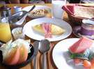 【朝食】～新鮮野菜のサラダ・オムレツ・シリアル・パン・フルーツ・ジュース（一例）