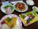刺身・焼き物・天ぷらにお好み焼きを加えた夕食　魚料理を中心とした家庭料理を日替わりにてご用意。
