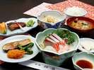 日替わり夕食の一例、刺身、焼物、なすの田楽など。福井のおいしいご飯と地元の食材を使用したお食事です。