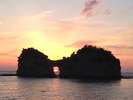 白浜のシンボル円月島に沈む夕日は日本の夕日100選に選ばれており日の沈む夕日は格別です。