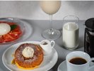洋朝食リコッタチーズのパンケーキ/フレッシュバナナ/ハニーコームバター/ブラータチーズのカプレーゼ