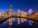 未来的なウォーターフロント地区みなとみらいの夜景　　