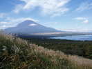 三国峠から眺めたススキ野原と富士山と山中湖
