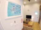 玄関から室内へ石垣島の画家さんが描いた絵画などインテリアも楽しめます。