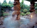 現代彫刻家『空　充秋』氏造作の石積みモニュメントのある露天風呂でゆっくりと・・・。