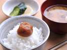 【朝ごはん一例】白いご飯のてっぺんにのってるは、梅の名産地「みなべ」から直接仕入れる南高梅