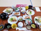 夕食の一例　赤魚の煮付け、真鯛とホタルイカの刺身、季節の天ぷら、うこぎの若葉ごはん、野沢菜漬けなど